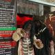 Hantu gadungan saat berpose di depan wahana Rumah Hantu Semarangker, Jalan Gelatik, Kawasan Kota Lama Semarang. (Fadia Haris Nur Salsabila/beritajateng.tv)