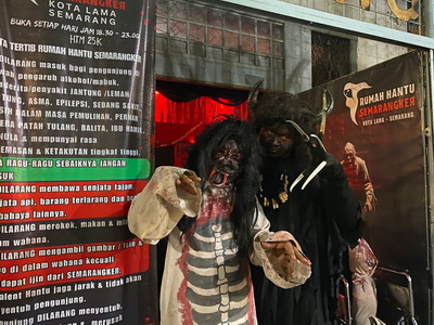 Hantu gadungan saat berpose di depan wahana Rumah Hantu Semarangker, Jalan Gelatik, Kawasan Kota Lama Semarang. (Fadia Haris Nur Salsabila/beritajateng.tv)