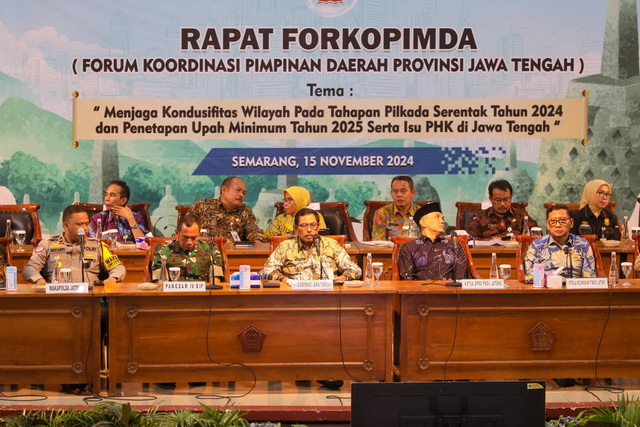 Pj Gubernur Jawa Tengah Nana Sudjana dalam rapat forum koordinasi pimpinan daerah (Forkopimda), Jumat 15 November 2024. (Pemprov Jateng)