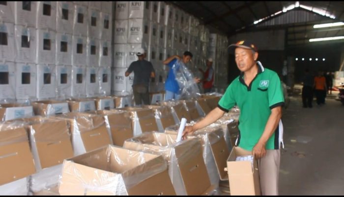 Antisipasi Musim Hujan, KPU Blora Sigap Lakukan Pengepakan Surat Suara Pilkada 2024