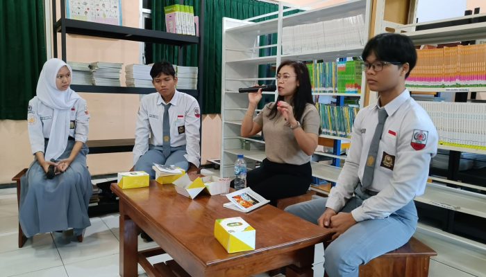 Intip Serunya Penyair Perempuan Naning Scheid Bincang Sastra Bareng Siswa SMA Kesatrian 2