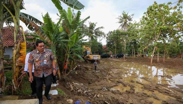 Tinjau Lokasi Banjir Kebumen, Nana Sudjana Upayakan Perbaikan Jebol Secara Permanen