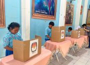 Siswa saat mencoblos di bilik suara. Mereka memilih guru dan tendik favorit dengan cara ala Pemilu. (Fadia Haris Nur Salsabila/beritajateng.tv)