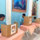 Siswa saat mencoblos di bilik suara. Mereka memilih guru dan tendik favorit dengan cara ala Pemilu. (Fadia Haris Nur Salsabila/beritajateng.tv)