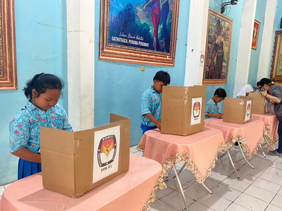 Siswa saat mencoblos di bilik suara. Mereka memilih guru dan tendik favorit dengan cara ala Pemilu. (Fadia Haris Nur Salsabila/beritajateng.tv)