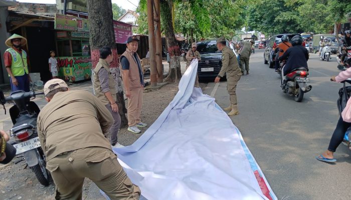 Jelang Masa Tenang, Bawaslu Blora Bersih-bersih Alat Peraga Kampanye