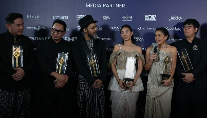 Berhasil Raih 7 Piala di Acara FFI 2024, Begini Sinopsis Jatuh Cinta Seperti di Film-Film