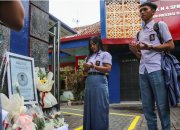 Rekan siswa korban penembakan oleh oknum polisi, berdoa di SMK Negeri 4 Semarang, Jawa Tengah. (ant)