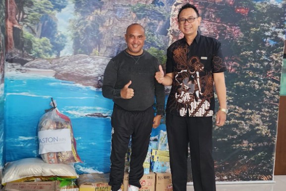 Aston Inn Kota Semarang menyerahkan langsung sembako kepada Bapak Anciato Magno Da Silva Camat Semarang Tengah yang diwakili oleh Krisdiar Porandito Marcomm Aston Inn pandanaran Semarang.