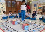 Siswa TKN Pembina saat belajar matematika dengan berbagai macam permainan. (Fadia Haris Nur Salsabila/beritajateng.tv)