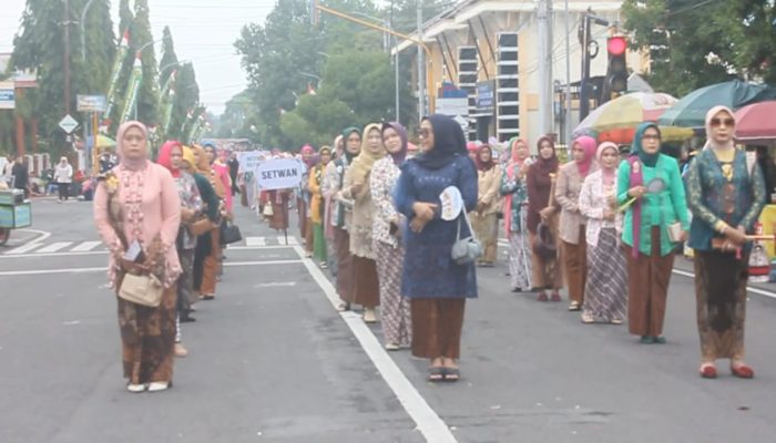 Meriahkan Hari Ibu & Hari Jadi Blora ke-275, Ribuan Emak-Emak Turut Parade Kebaya Menuju Alun-alun
