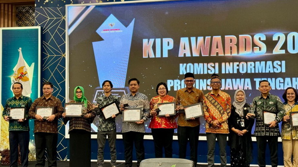 Bawaslu Kota Semarang Raih Penghargaan Badan Publik Informatif KIP Award 2024