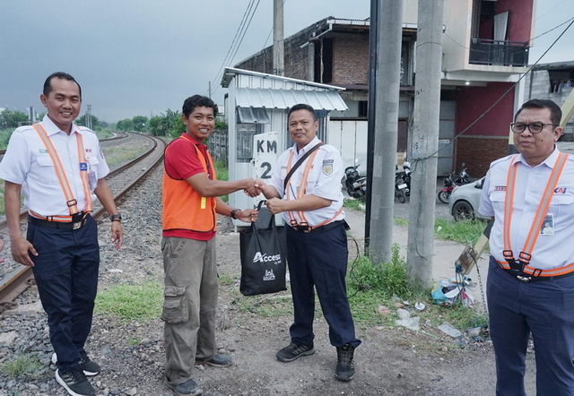 KAI Daop 4 Semarang Salurkan 115 Paket Sembako untuk Petugas Penjaga Perlintasan Swadaya