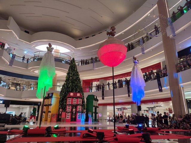 Atraksi Akrobatik Internasional 'Magical Christmas Ball' Hadir di The Park Semarang