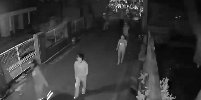 Video CCTV aksi Persijap Jepara di kawasan rumah warga Kudus, Jateng. (X/@Jateng_Twit)