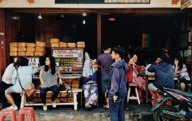 Lumpia Gang Lombok, salah satu kuliner legendaris di Semarang. (X/@albert_na)
