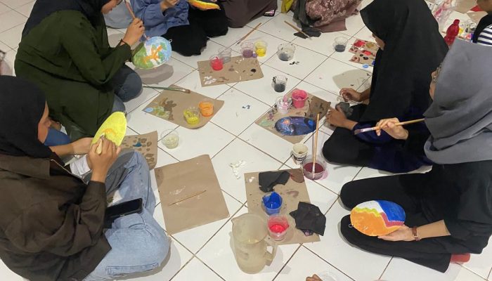 Kenang Satu Abad Pramoedya Ananta Toer, Anak Muda Semarang Hias 100 Topeng dari Koran Bekas