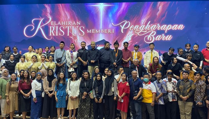 Ademnya Toleransi, Puluhan Anak Muda Lintas Agama Safari Natal di Gereja Isa Almasih Semarang