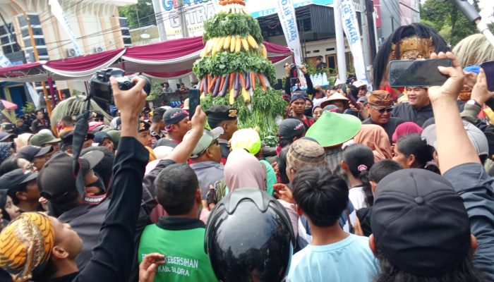 Pertama Kali Digelar, Ribuan Warga Blora Berebut Gunungan dalam Grebek Gunungan