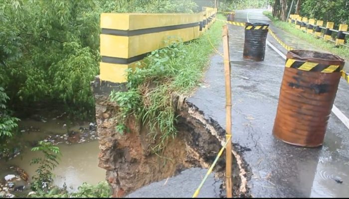 Akibat Hujan Lebat, Jalan Utama Banajarejo-Blora Longsor