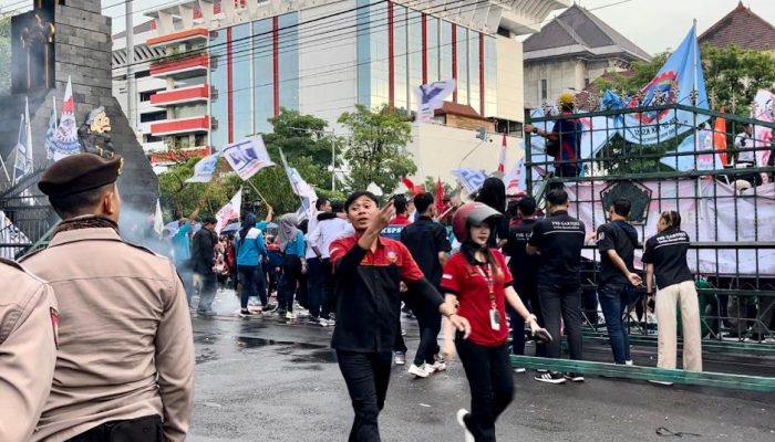 Hari Terakhir Penetapan UMK, Ratusan Buruh Geruduk Kantor Gubernur Jateng, Desak Pj Nana Tetapkan Upah Sektoral