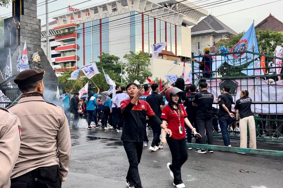 buruh demo di kantor gubernur jateng