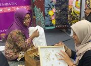 Salah satu anggota Paguyuban Katun Ungu