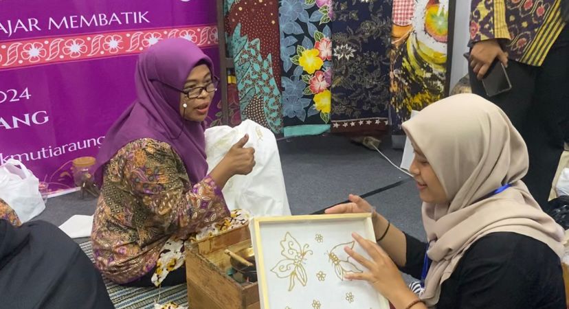 Salah satu anggota Paguyuban Katun Ungu