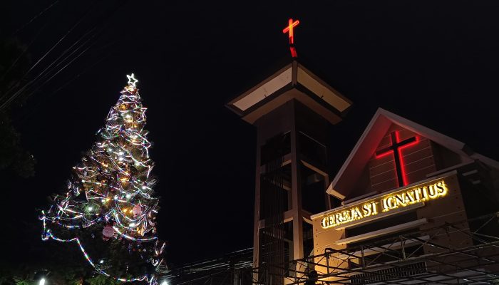 Gereja St Ignatius Krapyak Adakan Kegiatan Menghias Pohon Cemara Asli Setinggi 15 Meter