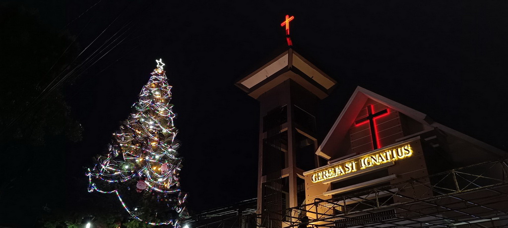 pohon cemara natal di gereja semarang