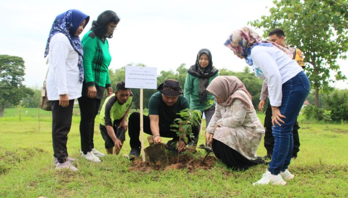 Gandeng GWS, Perhutani Blora Salurkan Bibit Tanaman Buah untuk Program Penghijauan
