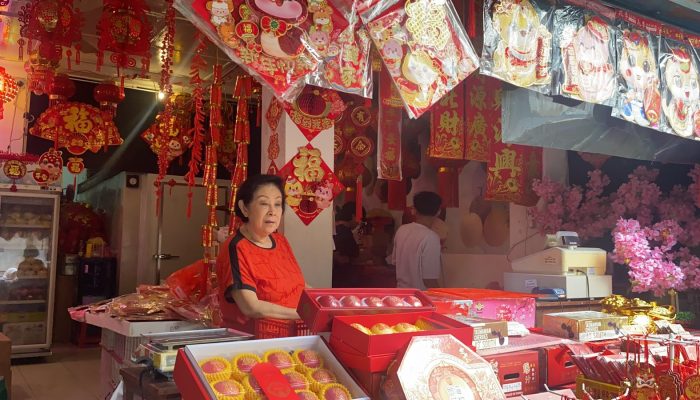 Semarak Jelang Imlek, Penjualan Angpao dan Pohon Sakura di Kota Semarang Mulai Laris Manis