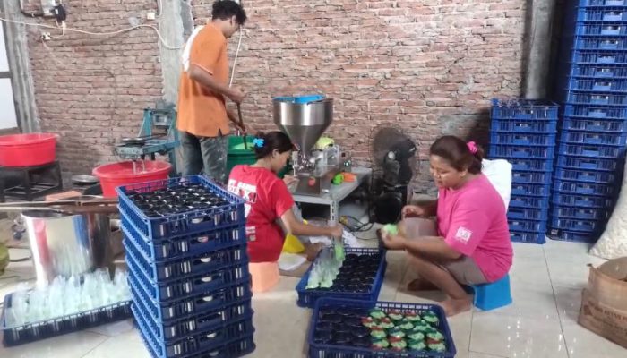 Menengok Sibuknya Dapur Produsen Kue Keranjang Jelang Imlek, Masih Dimasak Pakai Kayu Bakar