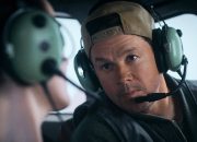 Mark Wahlberg dalam film Flight Risk yang tayang di bioskop. (X/@philthecool)