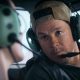Mark Wahlberg dalam film Flight Risk yang tayang di bioskop. (X/@philthecool)