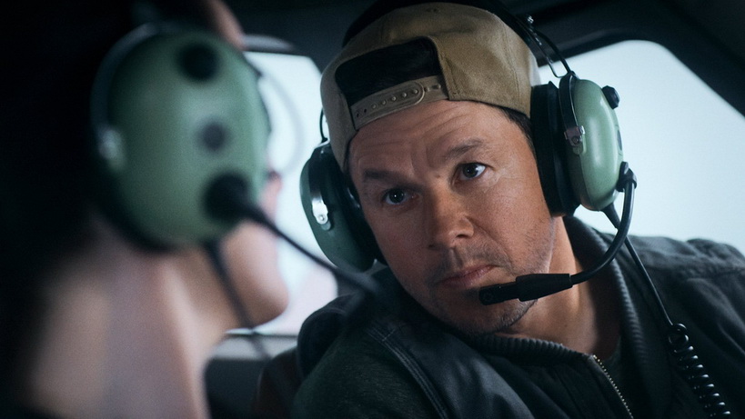 Mark Wahlberg dalam film Flight Risk yang tayang di bioskop. (X/@philthecool)