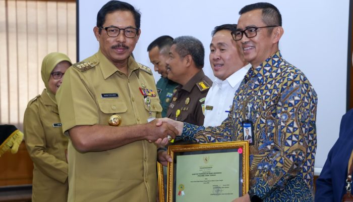Berhasil Kendalikan Inflasi, Pemprov Jateng Berikan Penghargaan 12 Anggota TPID Eksternal