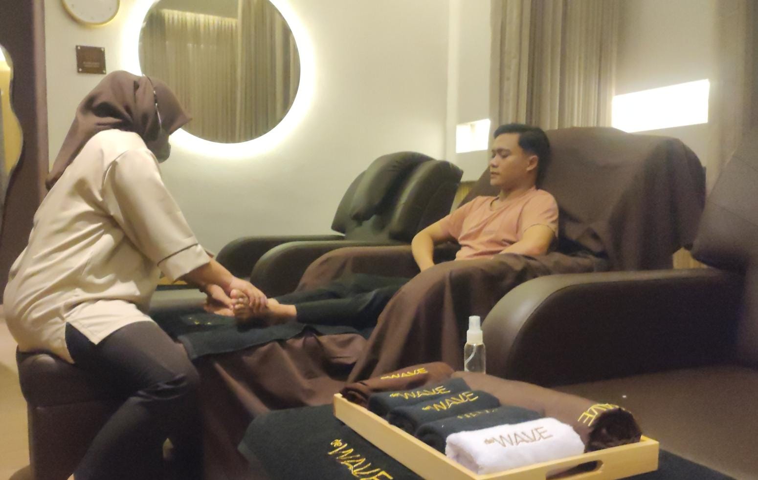 Sukses dengan outlet pertamanya di Kota Semarang, De Wave Family Massage, Reflexology & Beauty Bar kini kembali membuka cabang keduanya di Jalan Basudewo, Semarang.