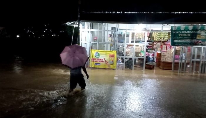 Luapan Sungai Melonjak Karena Hujan Lebat, Sejumlah Lingkungan di Ungaran Direndam Banjir