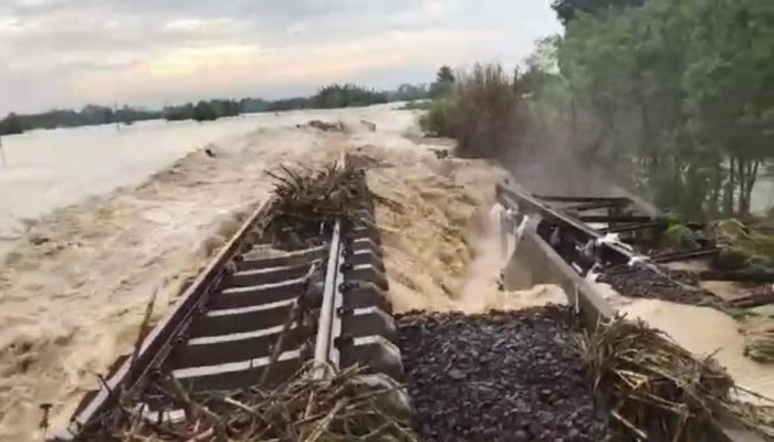 Daop 4 Batalkan 2 Perjalanan Kereta Api dan Terapkan Pola Operasi Memutar, Imbas Luapan Banjir Grobogan