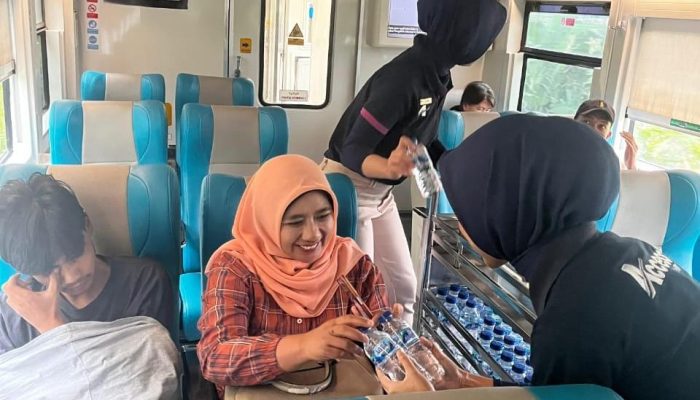 KAI Berikan Service Recovery Penumpang, Imbas Keterlambatan Kereta Akibat Banjir di Grobogan