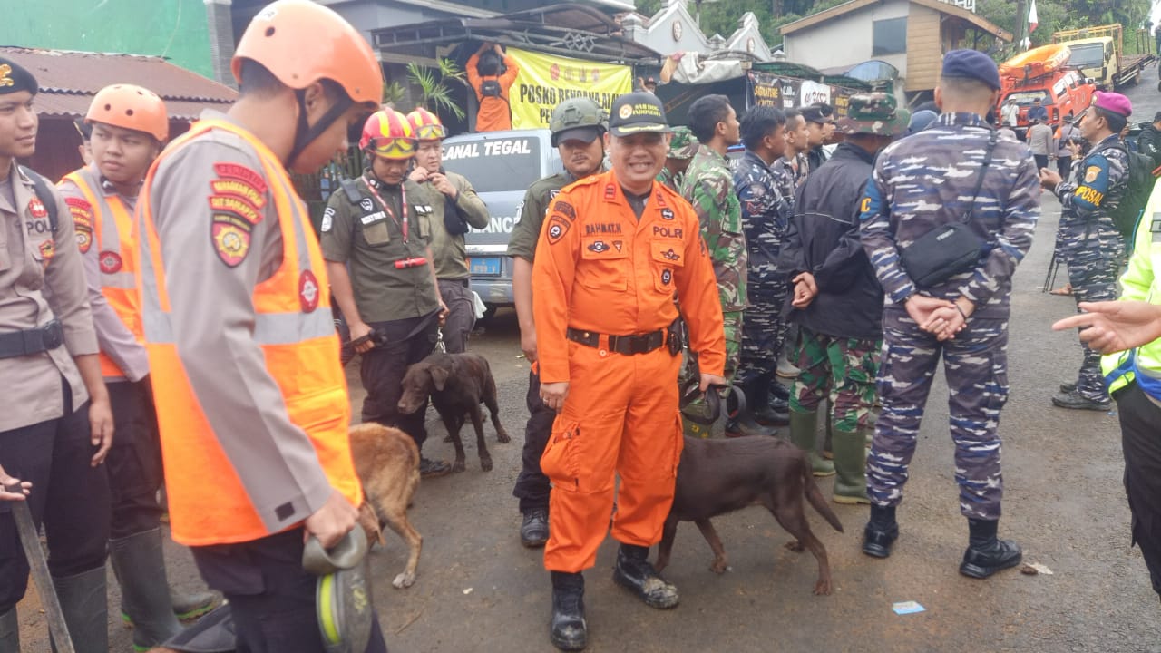 Wujud Solidaritas, Pemkot Semarang Kirim Personil Bantu Evakuasi Korban Longsor di Pekalongan