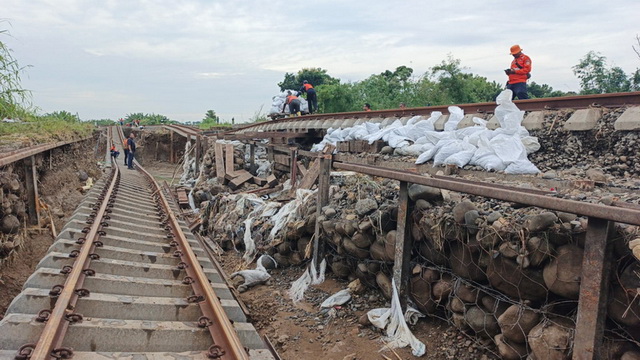 Perbaikan Jalur Kereta Api Imbas Banjir Grobogan Belum Rampung, Perjalanan Kereta Api Lewati Rute Memutar