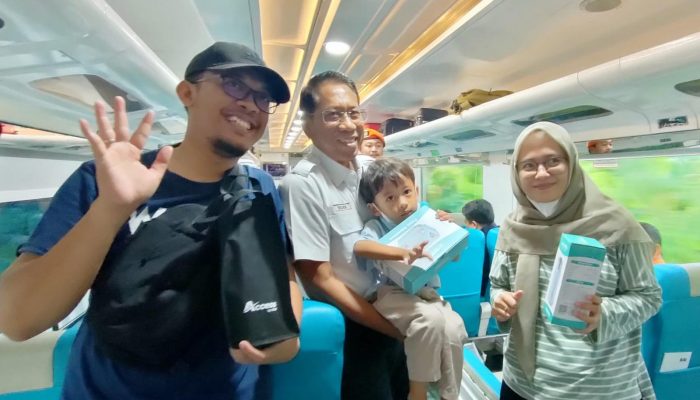 Dirut KAI Sapa Pelanggan dan Layani Reservasi Makanan di KA Joglosemarkerto