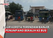 Video Jalur Kereta Terendam Banjir, Penumpang Beralih ke Bus