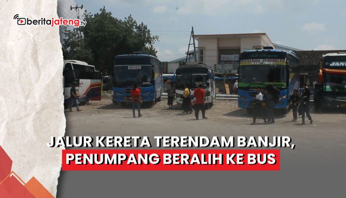 Video Jalur Kereta Terendam Banjir, Penumpang Beralih ke Bus