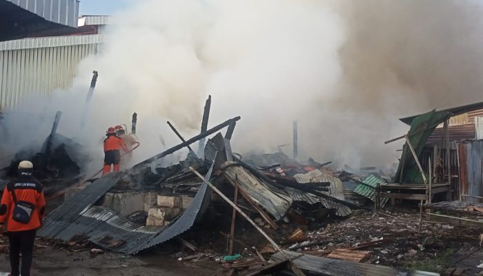 Kebakaran Hebat Landa Puluhan Kios Pasar Induk Cepu Blora, Diduga Akibat Arus Pendek