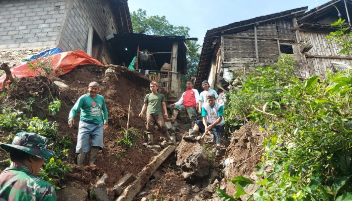 Diguyur Hujan Deras, Rumah Warga di Desa Brongkol Kabupaten Semarang Terdampak Tanah Longsor