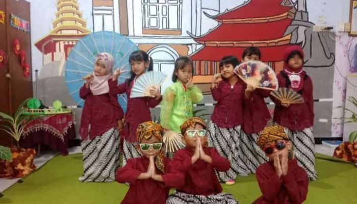 Serunya Siswa TKN Pembina Belajar Budaya di Pasar Semawis Mini, Gak Kalah Sama yang Asli!