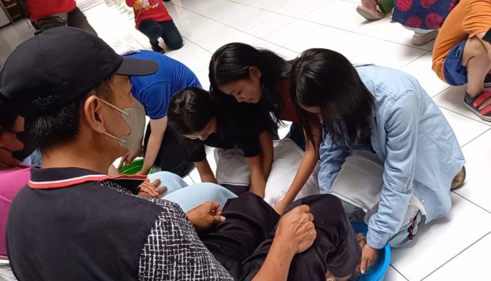 Suasana Haru Ortu-Anak Lakoni Tradisi Basuh Kaki Orang Tua Jelang Imlek di Rasa Dharma Semarang
